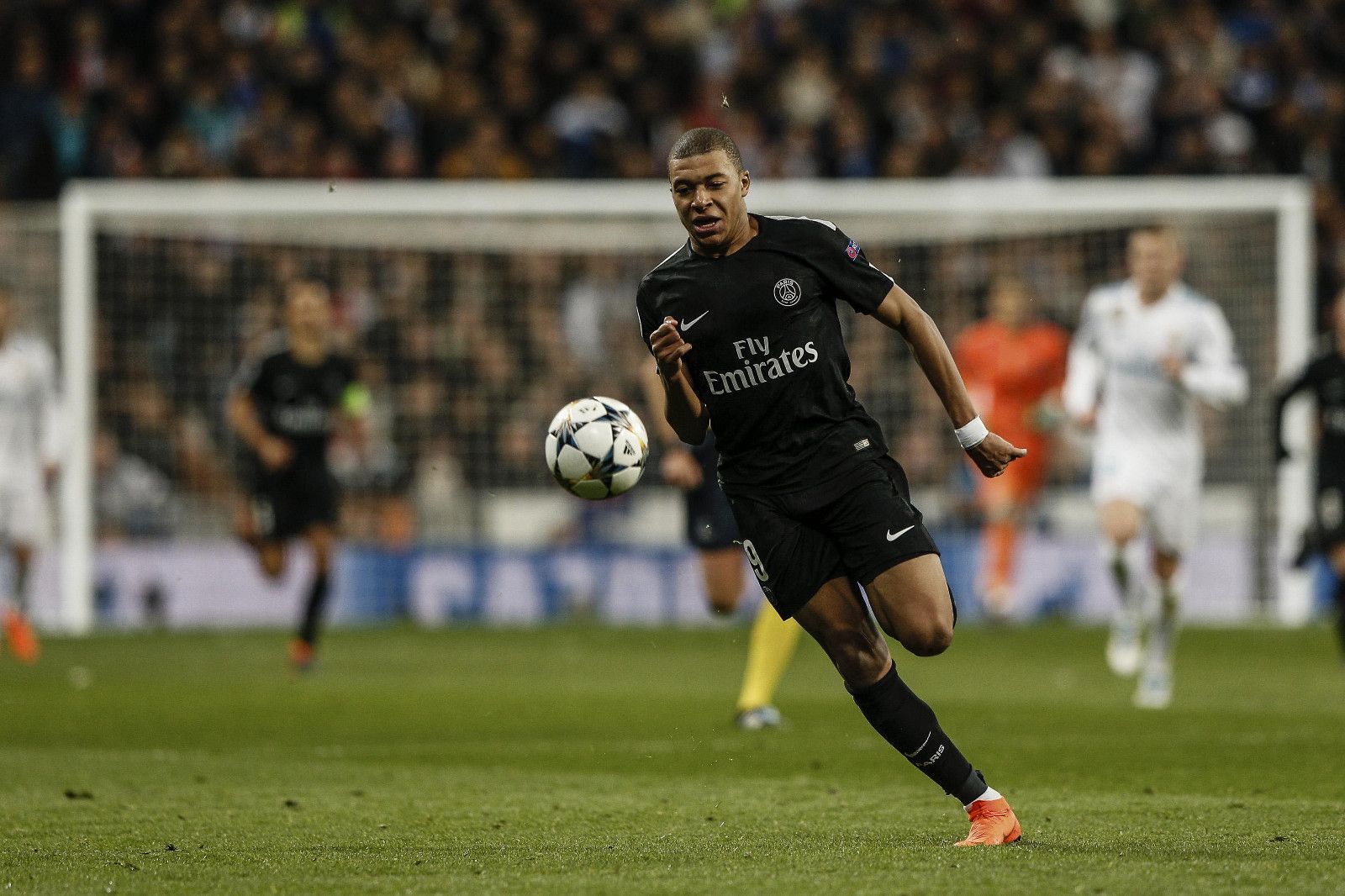 篮球新星朱松玮展现实力，半场高效表现引人注目（朱松玮半场高效爆发，展现篮球新星风采）