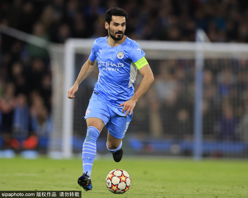 详解棒球规则中的“观众干预”判定当球迷触碰界外可捕球