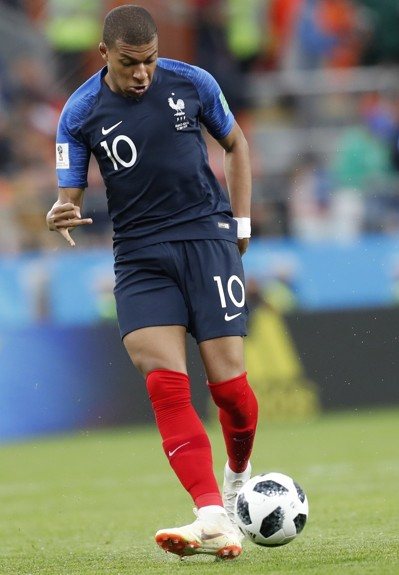 队友接连被罚下！维尼修斯讽刺裁判：多来点红牌吧！