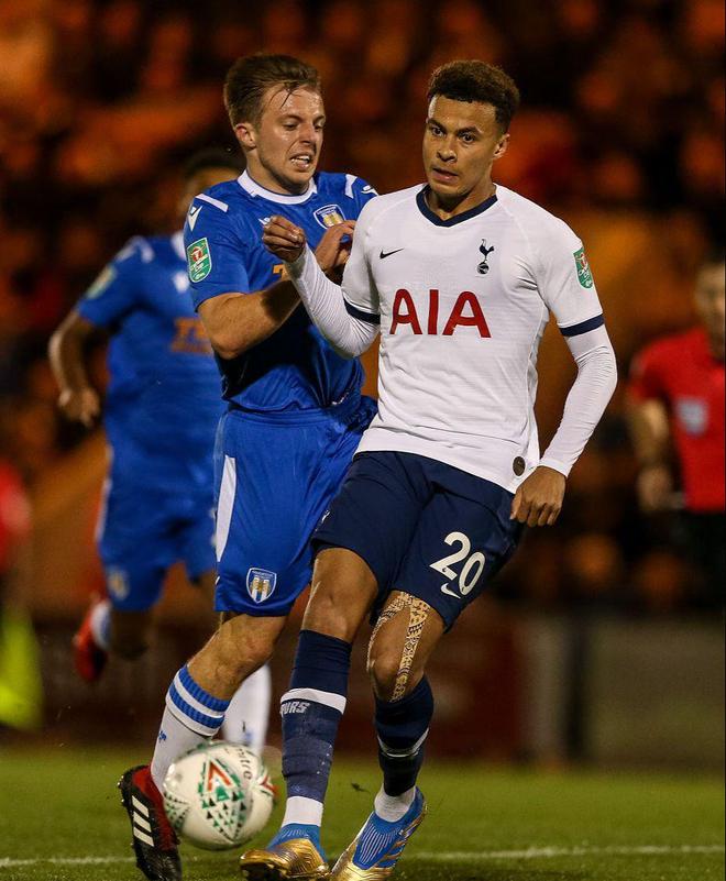 上周末结束的澳超第9轮，受闪电影响，麦克阿瑟vs布里斯班狮吼的比赛推迟开球时间。（澳超第9轮上周末收官：雷电天气致麦克阿瑟战布里斯班狮吼延期开球）